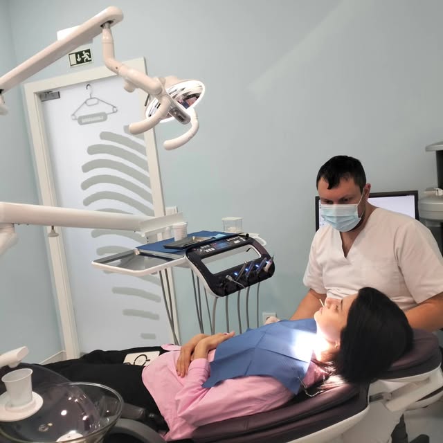 Ambiente clínico, profissional e equipamento em consultório na D-Studio
